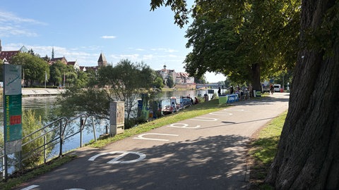 Bootsbauer am Schwörmontag am Ufer der Donau: Die Themenboote werden am Vormittag zu Wasser gelassen und zusammengebaut