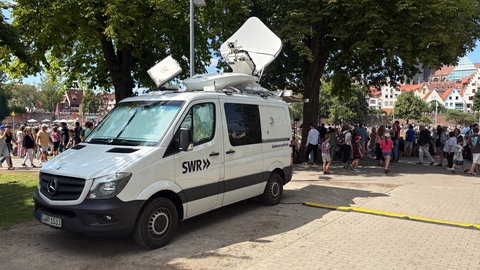 Ein weißer Übertragungswagen des SWR