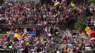 Viele Menschen auf der Donau und am Ufer: Das Nabada in vollem Gange