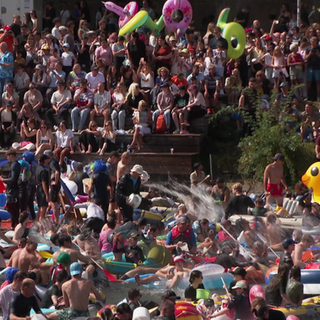 Viele Menschen auf der Donau und am Ufer: Das Nabada in vollem Gange