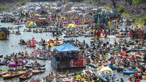 Beim Fest "Nabada" treiben tausende Menschen und Boote auf der Donau hinab. 