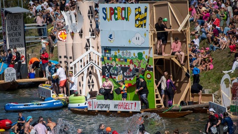 Insgesamt 14 Themenboote sind beim Nabada 2026 auf der Donau unterwegs gewesen.