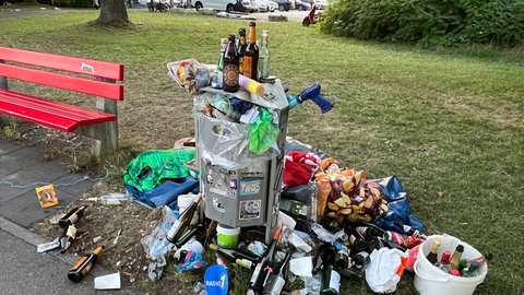 Die Überreste des Schwörmontags. In diesem Jahr war der Anteil von Flaschen und Scherben am Müllaufkommen besonders groß.