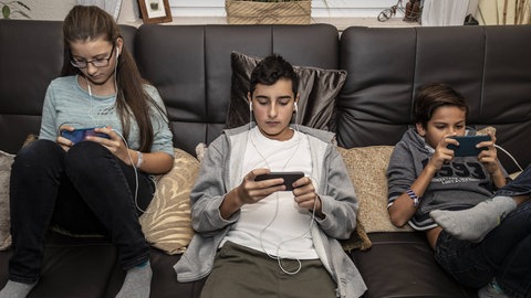Eine neue Studie des Universitätsklinikums Ulm zeigt: Social Media Detox wirkt sich bei jungen Erwachsenen deutlich positiver aus aus zunächst gedacht.
