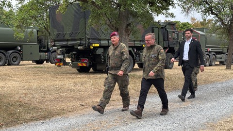 Pistorius in halber Uniform auf dem Weg zur Präsentation der Transporthubschrauber in Külsheim.
