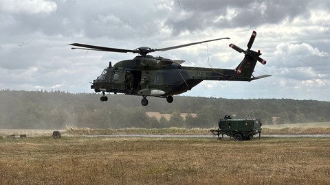 Nicht ganz ohne für die Piloten: Die großen Hubschrauber sollten drei Meter über dem Boden fliegen - sozusagen "unter dem Radar".