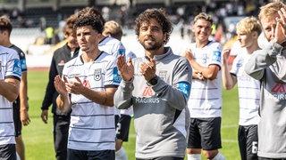 Trainer und Spieler des SSV Ulm nach dem 3:1 Testspiel-Sieg gegen die zweite Mannschaft von Bayern München.