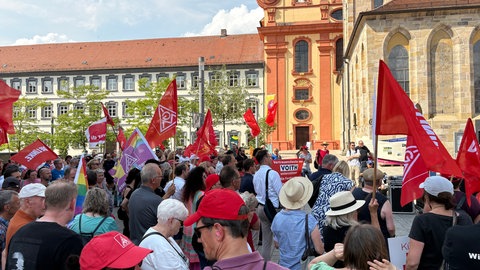 Rund 200 Personen waren bei der Kungebung der IG Metall in Ellwangen. Die Beschäftigten demonstrierten gegen einen möglichen Abbau von Stellen.