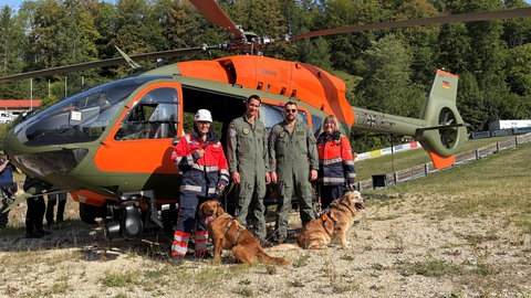 Hundeführerinnen mit ihren Rettungshunden vor einem Hubschrauber der Bundeswehr: Bereit zum Einsteigen für die Großübung rund um Schwäbisch Gmünd-Degenfeld.