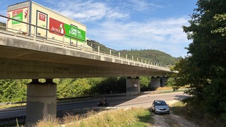 Die Kochertalbrücke bei Oberkochen (Ostalbkreis) ist marode und muss durch einen Neubau ersetzt werden.  Ab Herbst werden Lkw in Fahrtrichtung Aalen-Heidenheim durch Unterkochen umgeleitet. 