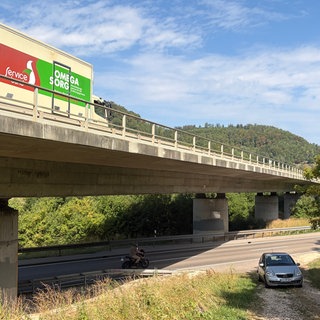 Die Kochertalbrücke bei Oberkochen (Ostalbkreis) ist marode und muss durch einen Neubau ersetzt werden.  Ab Herbst werden Lkw in Fahrtrichtung Aalen-Heidenheim durch Unterkochen umgeleitet. 