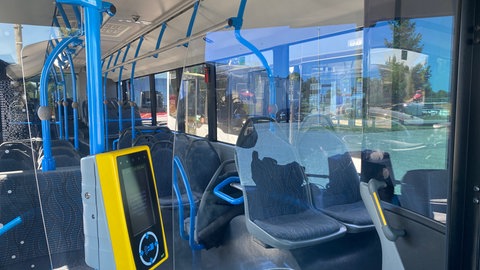 Noch ist der Bus leer zu Schichtbeginn in Laichingen - spätestens am Bahnhof Merklingen wird hier jeder Platz besetzt sein. 