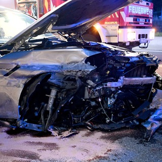 In diesem PS-starken Wagen überstanden zwei 19-Jährige aus der Schweiz bei Dornstadt einen Unfall leicht verletzt. Zurück blieb ein Trümmerfeld auf der A8.