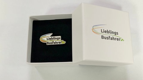 Ein Pin zum Anstecken - die Auszeichnung für die beliebtesten Busfahrerinnen und Busfahrer Deutschlands ist eine besondere Anerkennung.