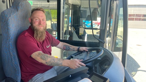 Richi am Steuer des Linienbusses - er ist unter den Top 30 der beliebtesten Busfahrerinnen und Busfahrer Deutschlands. Der 39-Jährige aus Altheim (Alb) geht mit Gelassenheit an die Sache und hat bei den Gästen mit seiner riesigen Hilfsbereitschaft gepunktet.