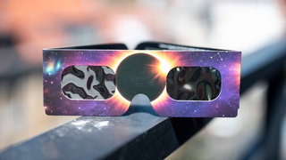 Klassische Sonnenfinsternis-Brille: Nur mit zertifiziertem Spezialfilter lässt sich das Naturspektakel sicher beobachten