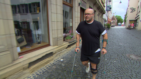 Seit dem Unfall mit einem E-Scooter ist Maurizio Reccia auf Krücken unterwegs - der Unfallverursacher flüchtete.