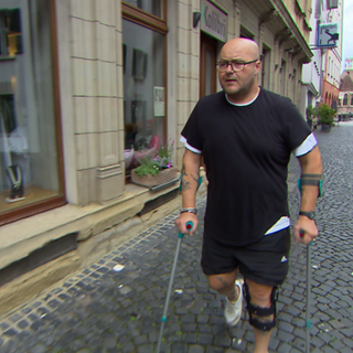 Seit dem Unfall mit einem E-Scooter ist Maurizio Reccia auf Krücken unterwegs - der Unfallverursacher flüchtete.