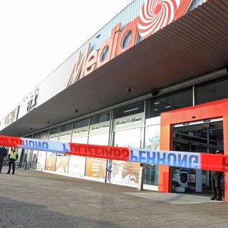 Urteil gefallen: Der 30-jährige Eriträer, der Mitte Januar in einem Media Markt in Ulm einen Mitarbeiter mit einem Messer angegriffen hatte, wurde wegen Schulunfähigkeit freigesprochen. Laut Gericht leide er an einer paranoiden Schizophrenie. (Archivfoto)
