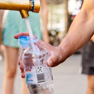 Trotz niedriger Pegelstände in Flüssen und Seen ist die Trinkwasserversorgung in Baden-Württemberg gesichert.