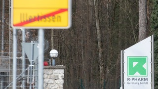 Das Ortsschild von Illertissen und ein Schild mit Logo der Firma R-Pharm. Der Pharmahersteller im Kreis Neu-Ulm schließt.