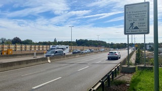 Die Adenauerbrücke zwischen Ulm und Neu-Ulm wird für mehr als 30 Stunden voll gesperrt - Grund ist eine neue Verkehrsführung.