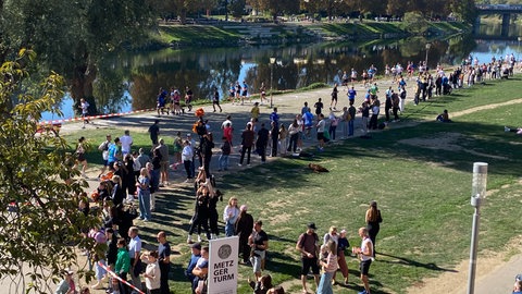 Blick am Metzgerturm auf das Ulmer Donauufer: 16.000 Starter und Tausende Zuschauer entlang der Strecke: Der 22. Ulmer Einstein-Marathon sorgte allenthalben für gute Stimmung.