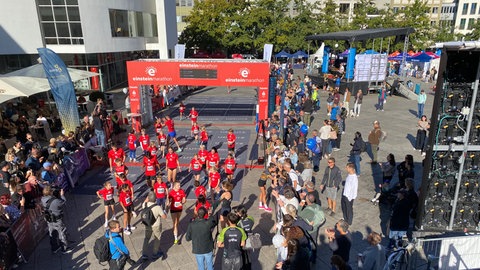 Diese Läufer und Läuferinnen haben es geschafft. Der Einstein Marathon endet prominent auf dem Ulmer Münsterplatz. 