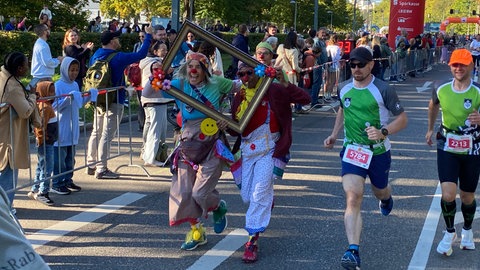 Der Spaß kommt nicht zu kurz. Diese beiden Clowns haben auf der Strecke des Einstein Marathons sichtlich genug davon. 