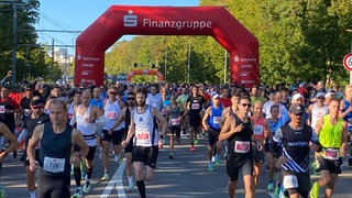 Beste Bedingungen zum Start des 22. Einstein-Marathons in Ulm: Über 16.000 Sportlerinnen und Sportler machten sich auf den Weg. 