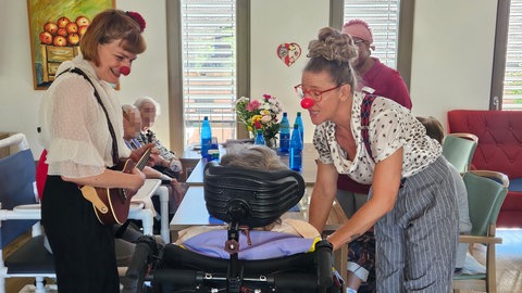 Die "Guten Clowns" aus Ulm besuchen Seniorenheime, Krankenhäuser und Hospize und bringen die Menschen dort zum Lachen. Nun sind sie Opfer eines Trickbetrugs am Telefon geworden und haben viel Geld verloren.