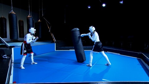 Frauen boxen auf er Bühne gegen Sandsäcke - eine Szene aus der Probe zu "Stehaufmädchen" im Podium des Theaters Ulm.
