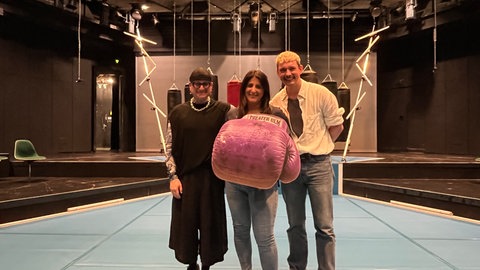 Das "Stehaufmädchen" Rola El-Halabi - hier zu Besuch bei der Probe im Podium mit dem Regie- und Autorenduo Patrick Winzer (links im Bild) und Wenzel Winzer.