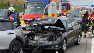 Mehrere Autos und ein Lkw sind auf der A8 in Höhe Ulm im dichten Reiseverkehr zusammengestoßen. Eine ganze Reihe Leichtverletzte und jede Menge kaputtes Blech sind die Folge und: Die A 8 ist zwischen Merklingen und Ulm über Stunden komplett gesperrt.