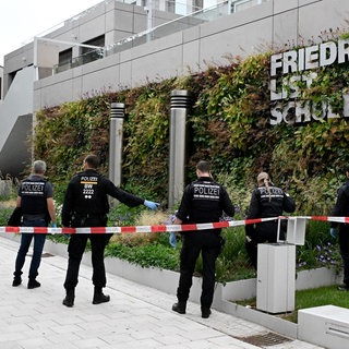 Beamte der Kriminalpolizei Ulm durchsuchen Büsche und Hecken am Tatort. Ein 20-jähriger Mann ist in der Nacht auf Samstag in der Ulmer Rosengasse mit mehreren Stich- und Schnittverletzungen gefunden worden.
