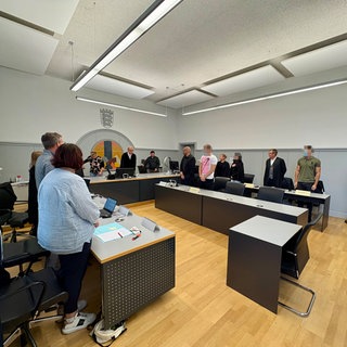 Drei Angeklagte müssen sich vor dem Amtsgericht Ulm wegen gemeinschaftlicher Sachbeschädigung verantworten. Sie sollen den Auspuff zahlreicher Autos mit Bauschaum gefüllt haben.