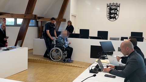 Der 70-jährige Angeklagte wird in einem Rollstuhl in den Gerichtssaal geschoben. Ihm wird vorgeworfen, vor 41 Jahren eine Frau aus Deggingen ermordet zu haben. Der Cold Case wird jetzt wieder aufgerollt.