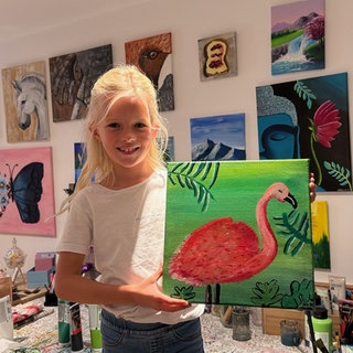 Mit diesem Flamingo fing alles an: Milias erstes eigenes Kunstwerk. Mittlerweile hat die Achtjährige über 30 Leinwände bemalt und hatte damit genügend Werke für eine eigene Ausstellung im Rathaus Lonsee.