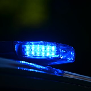 Ein blutüberströmter Mann hat mitten in der Nacht eine Autofahrerin um Hilfe gebeten.