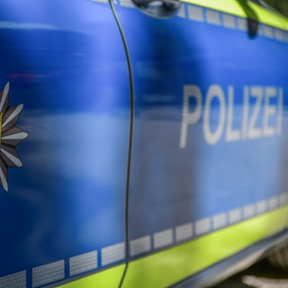 Seitenansicht eines Polizeiwagens (Symbolbild)