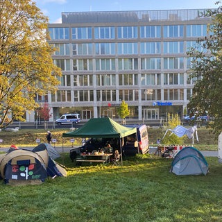 Seit Mittwochmorgen zelten Pro-Palästina-Aktivisten vor der Zentrale des istraelischen Rünstungskonzerns Elbit in Ulm. 