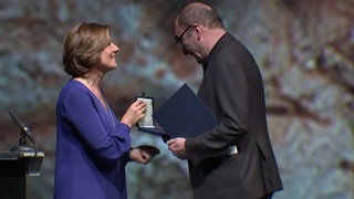 Malu Dreyer übereicht Robert Menasse die Zuckmayer-Medaille