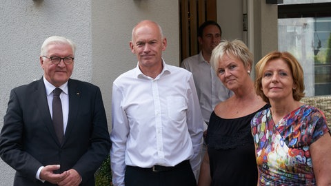 Im Gespräch mit Menschen an der Ahr: Bundespräsident Frank-Walter Steinmeier (l.) und die rheinland-pfälzische Ministerpräsidentin Malu Dreyer (r.) 