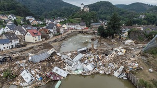 Meterhoch türmen sich Wohnwagen, Gastanks, Bäume und Schrott an einer Brücke über der Ahr (Luftaufnahme mit einer Drohne).