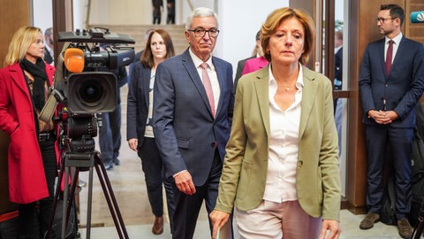 Der rheinland-pfälzische Innenminister Roger Lewentz (SPD, M) kommt gemeinsam mit der Ministerpräsidentin von Rheinland-Pfalz, Malu Dreyer (SPD, r), zu einer Pressekonferenz, bei der er seinen Rücktritt bekanntgab.