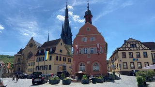 Das Rathaus in Gau-Algesheim - viele Bürgermeister in RLP haben angekündigt, bei der Kommunalwahl erneut anzutreten