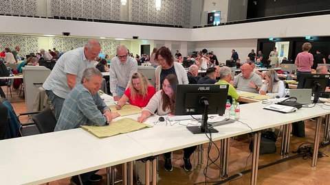 Wahlhelfer in der Rhein-Mosel-Halle in Koblenz