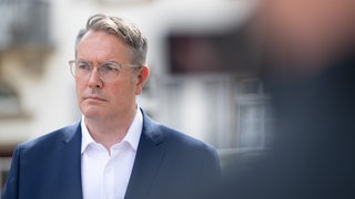 Der rheinland-pfälzische Ministerpräsident Alexander Schweitzer (SPD) lehnt weitere Entlassungen wegen der Flutkatastrophe im Ahrtal ab.