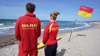 Rettungsschwimmer der DLRG am Strand der Ostsee. Mit einem tragischen Unglück in Binz auf Rügen begann die Geschichte der DLRG.