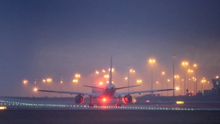 Die Bundesregierung hat erstmals seit drei Jahren wieder Menschen nach Afghanistan abgeschoben, darunter auch Personen aus Rheinland-Pfalz. Der Flug startete am Freitagmorgen von Leipzig aus.